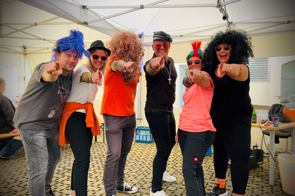 Gruppenfoto in Kostümen beim Sommerfest